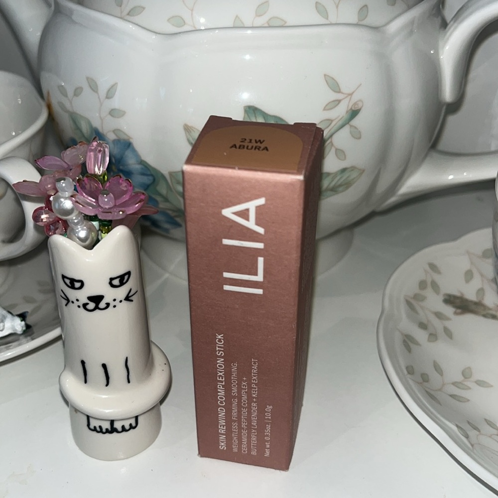 ILIA Skin Rewind Foundation Stick Abura 21W
Medium with Warm Undertones